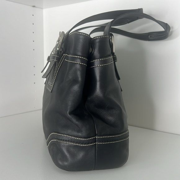Elegant Coach Black Leather Soho Tote Bag with Chrome Hardware - Picture 6 of 13